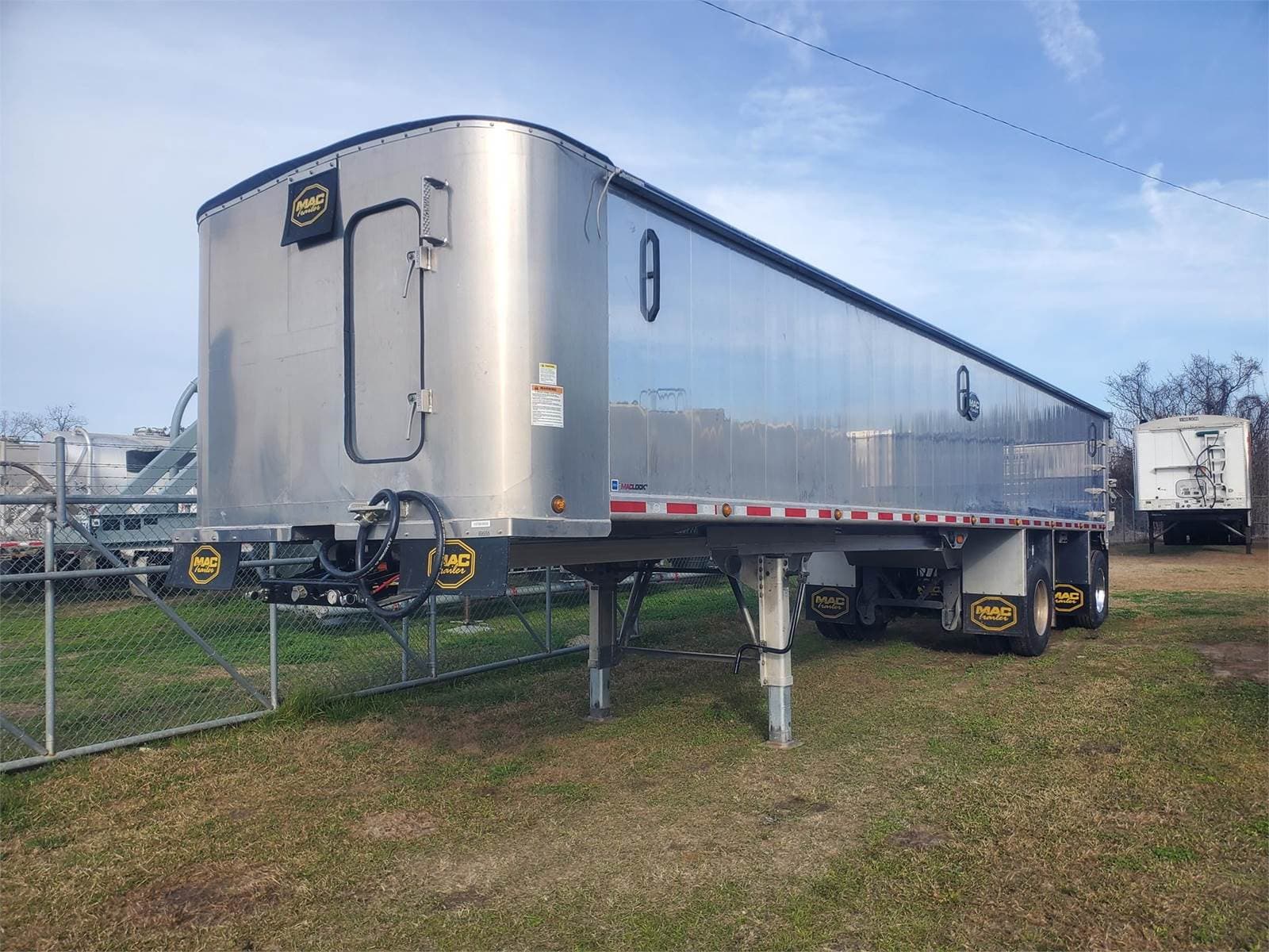 2023 MAC SPREAD AXLE End Dump Trailer