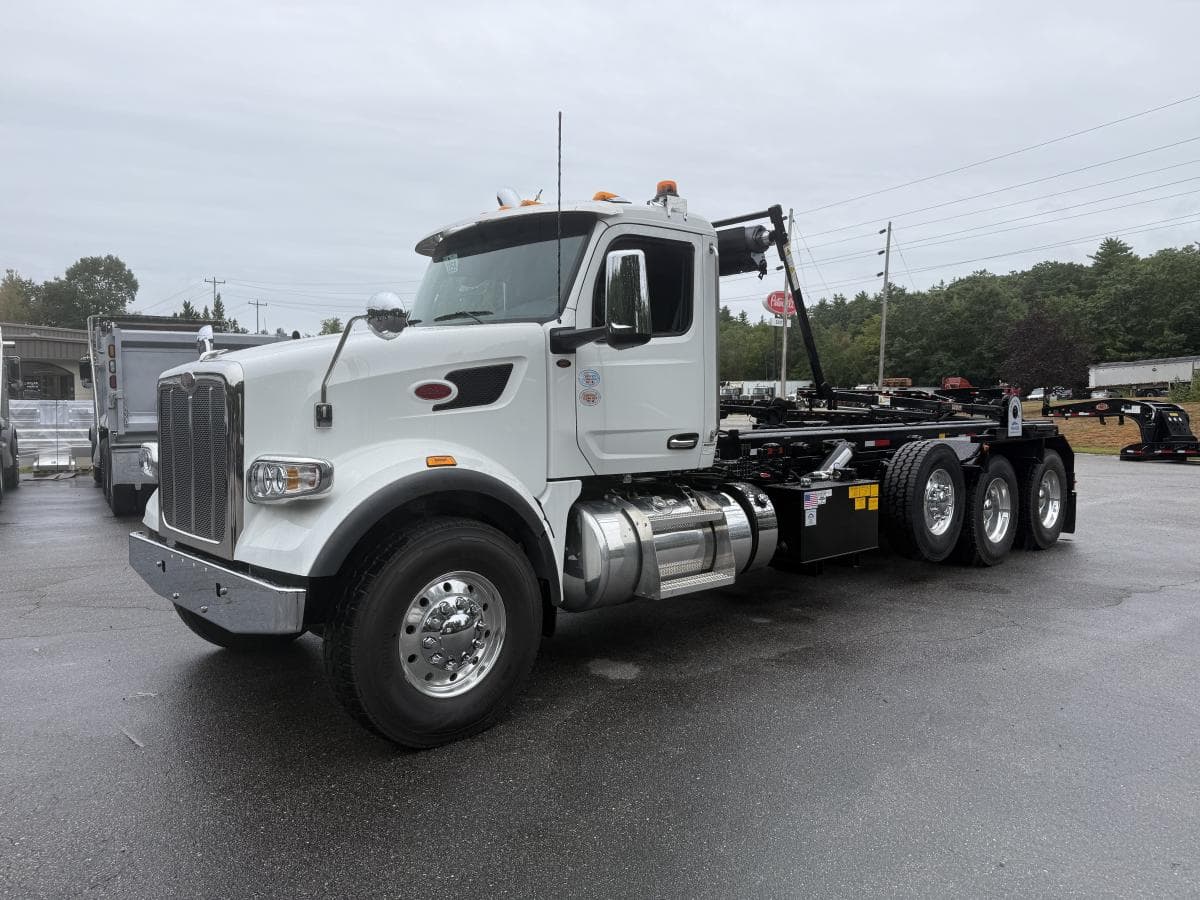 2025 Peterbilt 567 Roll-Off Garbage Truck