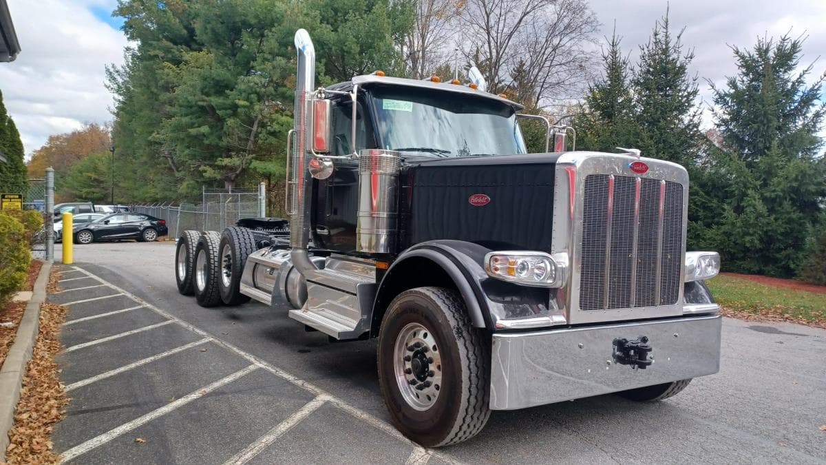2026 Peterbilt 589 Daycab