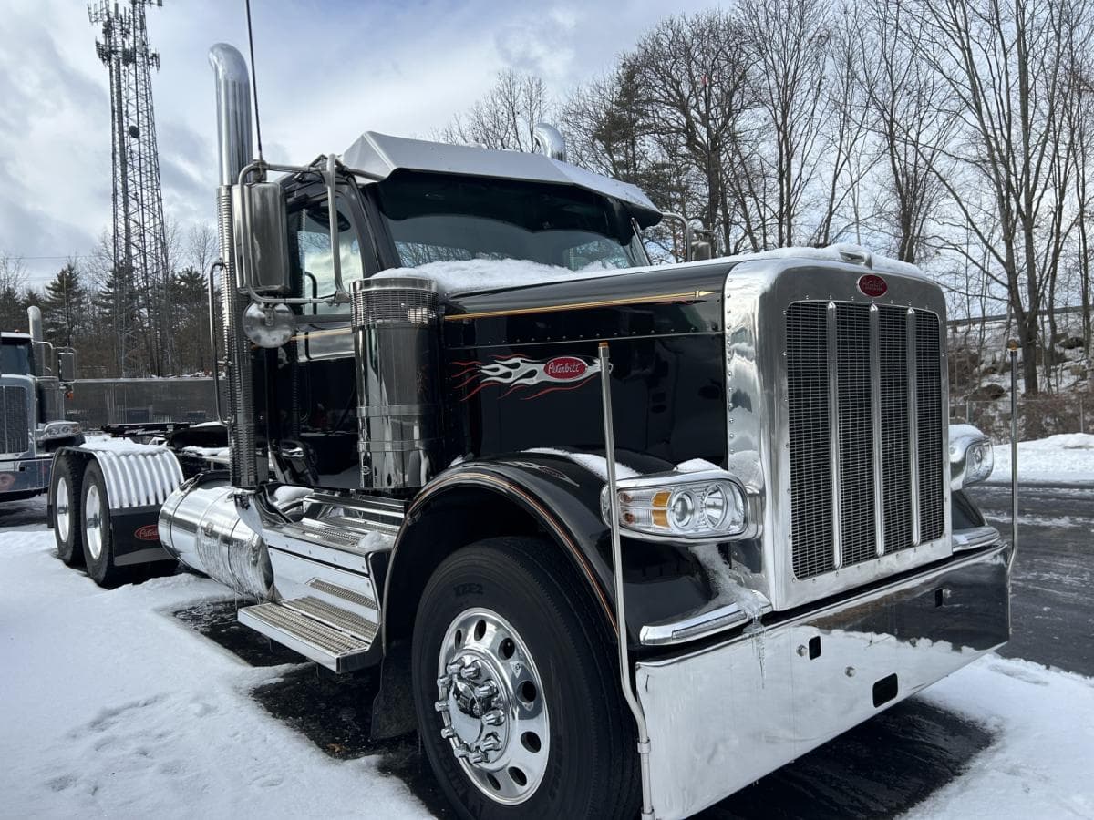 2025 Peterbilt 589 Daycab