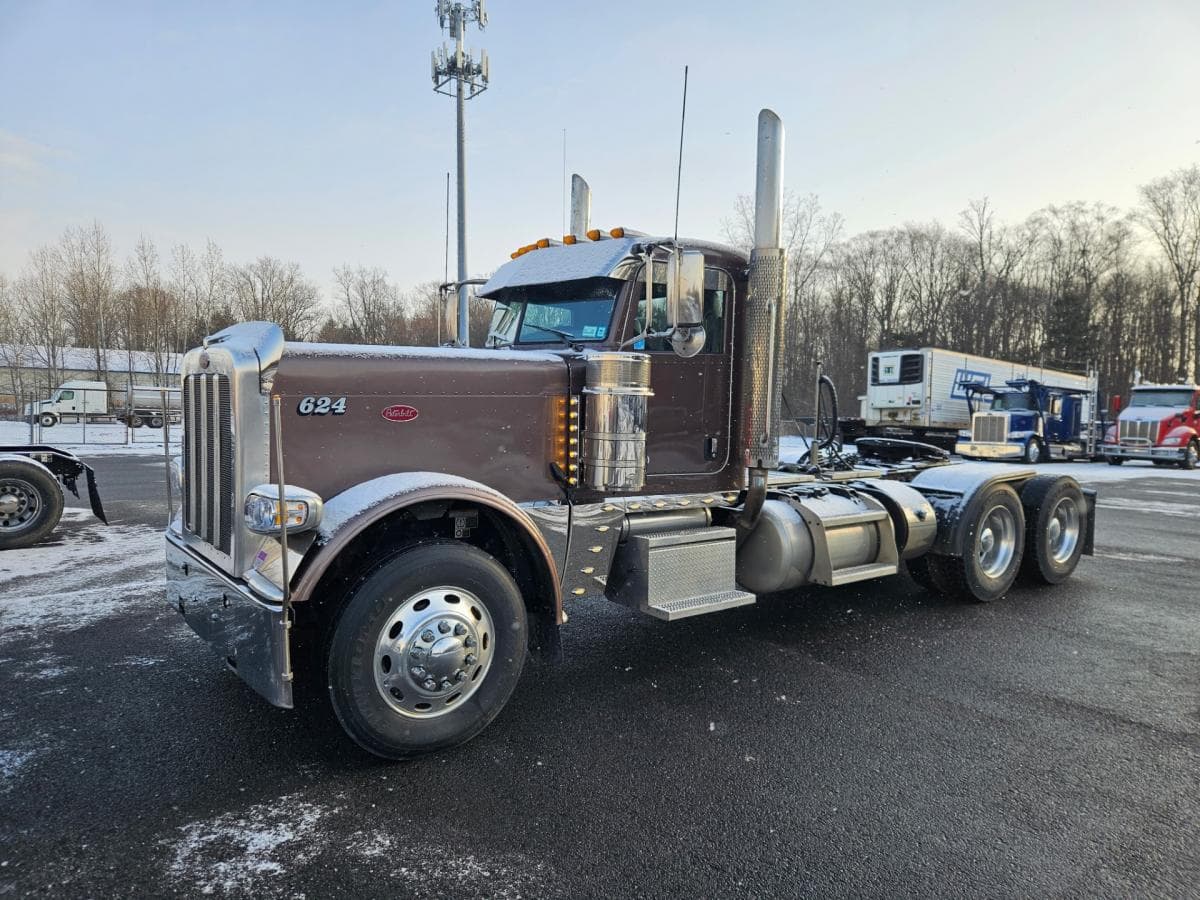 2021 Peterbilt 389 Daycab